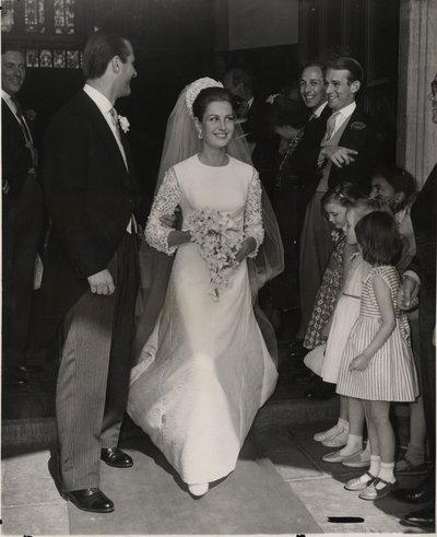Lady Philippa Wallop in een Belleville Couture trouwjurk door English Photographer